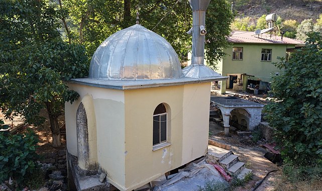 Anamur'daki 9 metrekarelik cami dronla görüntülendi