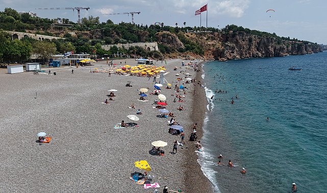 Antalya'da az bulutlu havada sahiller doldu