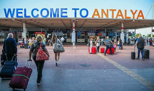 Antalya'ya 6 ayda hava yoluyla 5 milyon 574 bin 375 turist geldi