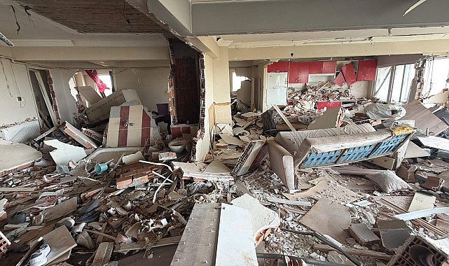 Apartman dairesinde, 2 kişinin öldüğü patlamanın neden olduğu hasarın boyutu sabah ortaya çıktı