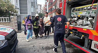 Apartmandaki yangında mahsur kalan kadını, itfaiye kurtardı