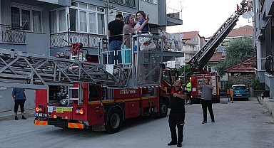 Apartmandaki yangında mahsur kalanlar, merdivenli araçla kurtarıldı