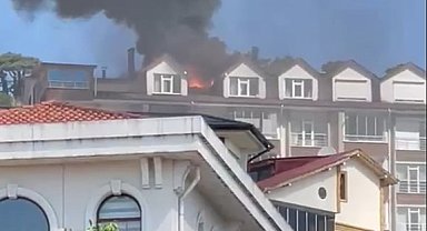 Apartmanın çatısı alev alev yandı