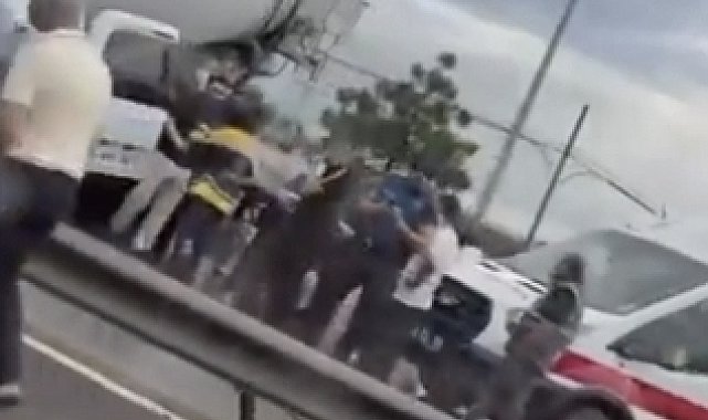 Arnavutköy'de beton mikseri hafif ticari araca çarptı: 2 yaralı