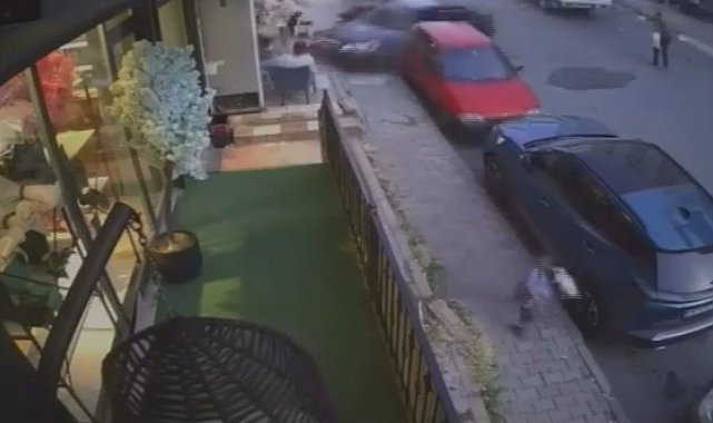 Arnavutköy'de fren yerine gaza basan sürücü kaldırımdaki kişiye çarptı; kaza kamerada