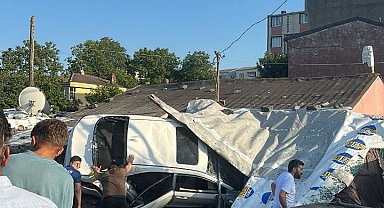 Arnavutköy'de otomobil gecekonduya çarptı: 5 yaralı