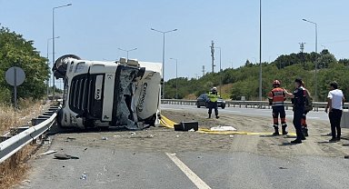 Arnavutköy'de servis minibüsüne çarpan hafriyat kamyonu devrildi