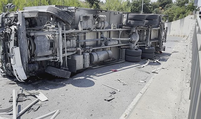 Arnavutköy'de şoförünün direksiyon hakimiyetini kaybettiği kamyon devrildi
