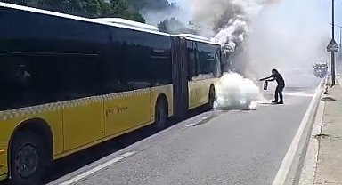 Ataşehir'de seyir halindeki İETT otobüsü alev alev yandı