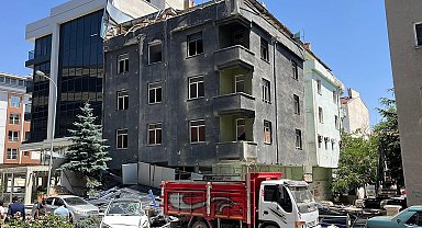 Atıl haldeki hastane binasının dış cephesi çöktü, 2 otomobil hasar gördü