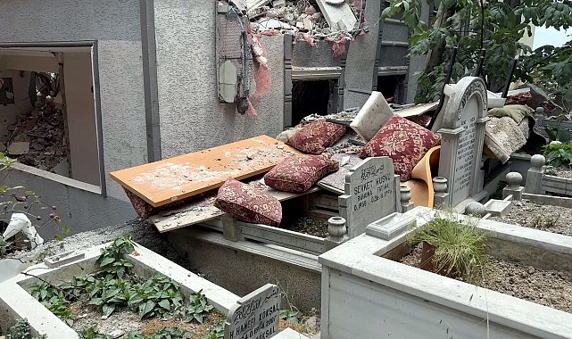 Avcılar'da 4 katlı binanın yıkımında mezarlara önlem: Süngerler amortisör görevi gördü