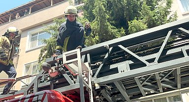 Avcılar'da balkonda mahsur kalan güvercini itfaiye kurtardı