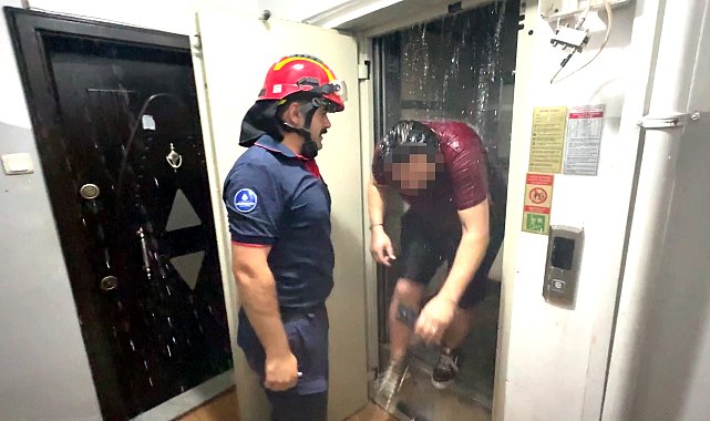 Avcılar'da boşaltılan sitedeki su saatini söktü; binayı su basınca asansörde kaldı