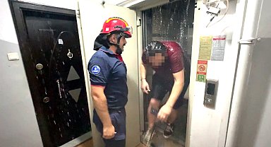 Avcılar'da boşaltılan sitedeki su saatini söktü; binayı su basınca asansörde kaldı