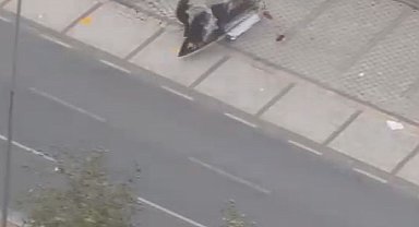 Avcılar'da fırtına nedeniyle sürüklenen tabela yolda yürüyen yayanın üzerine devrildi