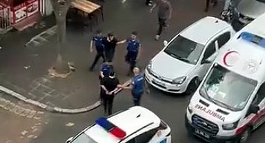 Avcılar'da kavga sırasında bıçak istedi; alamayınca masa ve sandalyeleri devirdi