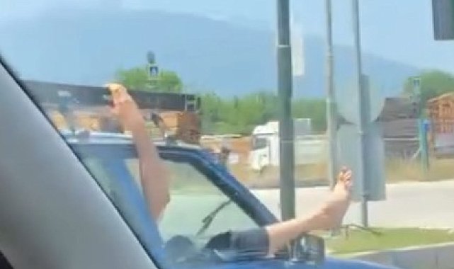Ayaklarını camdan çıkarıp, içki içen 'ehliyetsiz' sürücünün polisten kaçtığı anlar kamerada