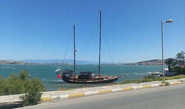 Ayvalık'da kuvvetli rüzgar; yelkenli tekne kıyıya vurdu