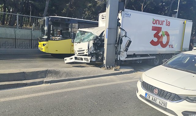 Bahçelievler D-100 Karayolunda seyir halindeki kamyonet direğe çarptı; şoför yaralandı