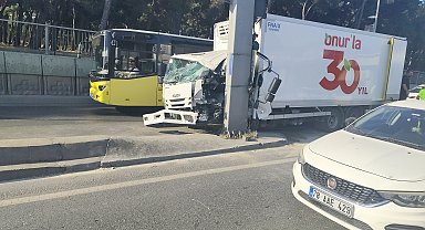 Bahçelievler D-100 Karayolunda seyir halindeki kamyonet direğe çarptı; şoför yaralandı