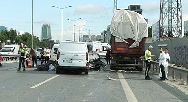 Bahçelievler'de arızalı kamyon için yolu bırakılan tuğla zincirleme kazaya neden oldu: 1 ölü
