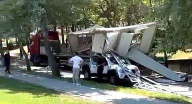 Bahçeşehir'de TIR'ın dorsesindeki konteyner, cipin üzerine devrildi