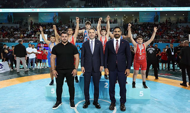 Bakan Bayraktar, 2. Büyük Güreş Festivali Minikler Şampiyonası'nda sporcularla bir araya geldi