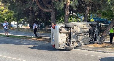 Bakırköy'de ağaçlara çarpan otomobil yan yattı; sürücü yaralandı