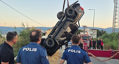 Balıkesir'de kamyonet dereye uçtu; 2 ölü, 1 yaralı