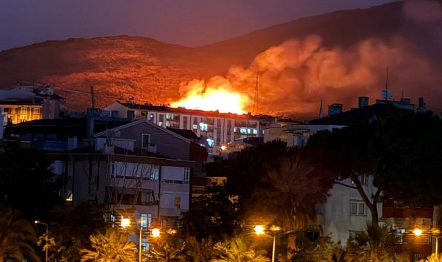 Balıkesir'de sağanak ve fırtına; sokakları su bastı, ağaçlar devrildi