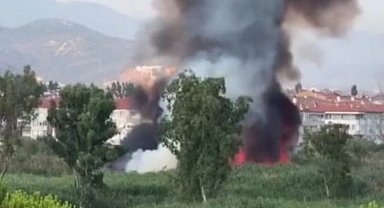 Balıkesir'de sazlık alanda çıkan yangın söndürüldü