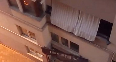 Balkon filesine takılan çocuğu itfaiye kurtardı