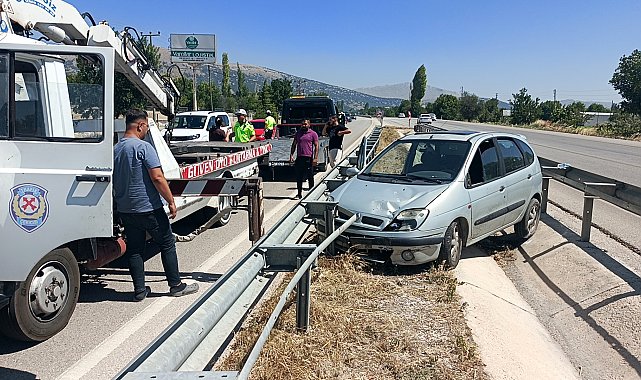 Bariyerlerin arasına giren otomobilde 6 kişi yaralandı