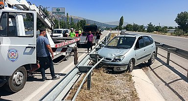Bariyerlerin arasına giren otomobilde 6 kişi yaralandı