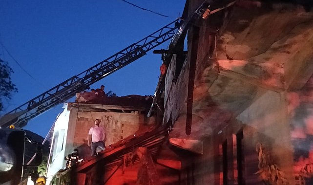 Bartın'da 2 katlı ahşap ev yandı