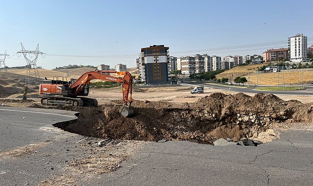 Batman'da ana isale hattının geçtiği yol çöktü