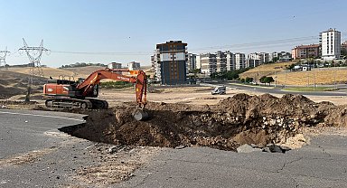 Batman'da ana isale hattının geçtiği yol çöktü