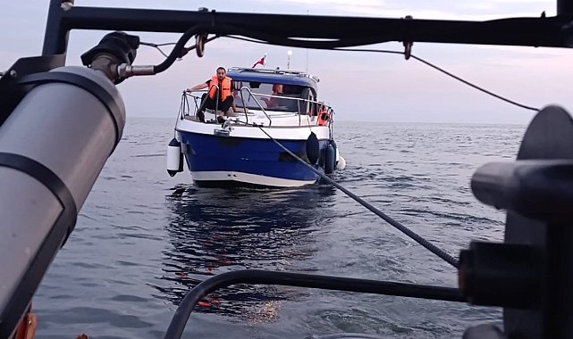 Beylikdüzü açıklarında makine arızası yapan tekne kurtarıldı