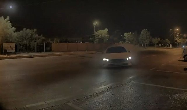 Beylikdüzü'nde kazanın ardından savrulan otomobil yol kenarında oturanların arasına daldı: 6 yaralı