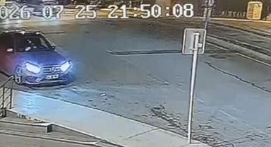 Beylikdüzü'nde motosikletle otomobil çarpan 2 çocuk ağır yaralandı; kaza anı kamerada