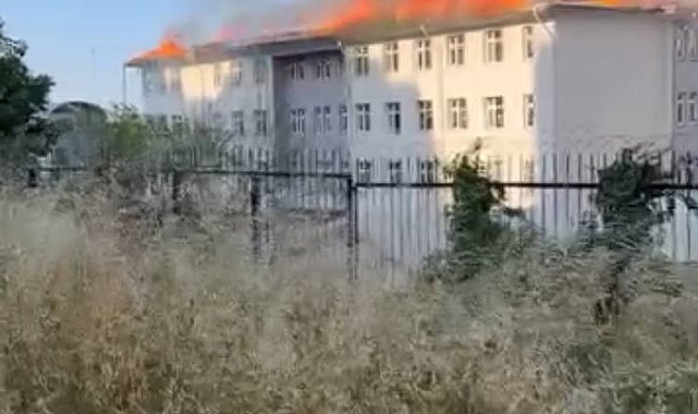 Beylikdüzü'nde okulun çatısında çıkan yangın söndürüldü Ek görüntüyle geniş haber