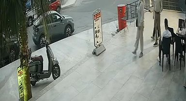 Beylikdüzü'nde sol şeritten sağa geçmek istedi; otomobille çarpıştı