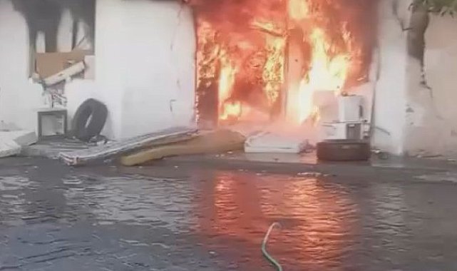 Beyoğlu'nda metruk binada çıkan yangına çevredekiler hortumla müdahale etti