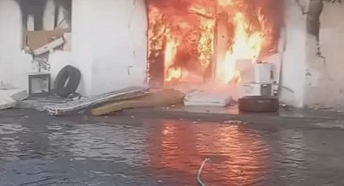 Beyoğlu'nda metruk binada çıkan yangına çevredekiler hortumla müdahale etti
