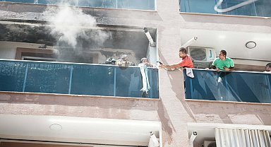 Binadaki yangında mahsur kalan 4'ü çocuk, 10 kişi kurtarıldı