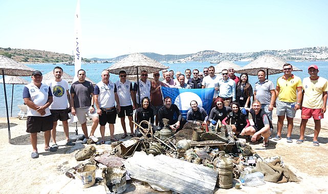 Bodrum'da denizden 370 kilo atık çıkarıldı; av sepetinde mahsur kalan balıklar suya bırakıldı