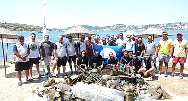 Bodrum'da denizden 370 kilo atık çıkarıldı; av sepetinde mahsur kalan balıklar suya bırakıldı