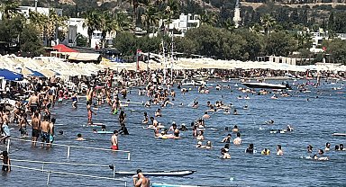 Bodrum'da sıcak havada turistlerin deniz keyfi