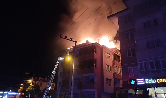 Bolu'da bir apartmanın çatı katı alev alev yandı
