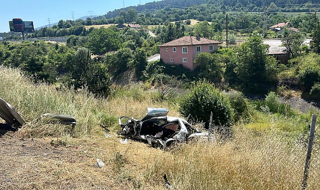 Bolu'da otoyolda otomobil şarampole devrildi: 1 ölü, 3 yaralı